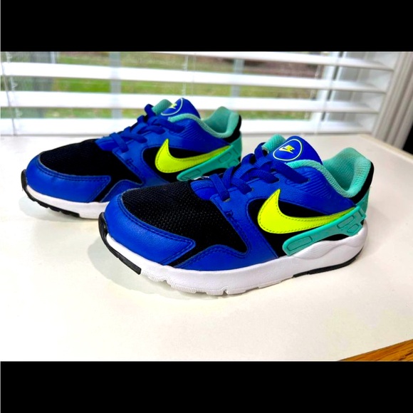 Nike Air Zoom Victory Black/Racer Blue/Aurora Kids
Boys Size US 12C - Picture 3 of 6